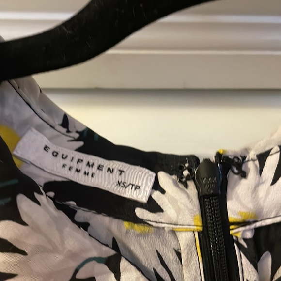 Equipment 100% Silk Daisy Top - Picture 2 of 5